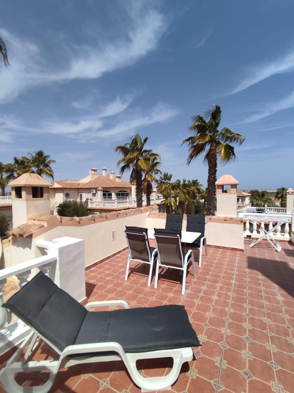 Schoenes Ruhiges Rooftop Mit Grosser Dachterrasse Torrevieja